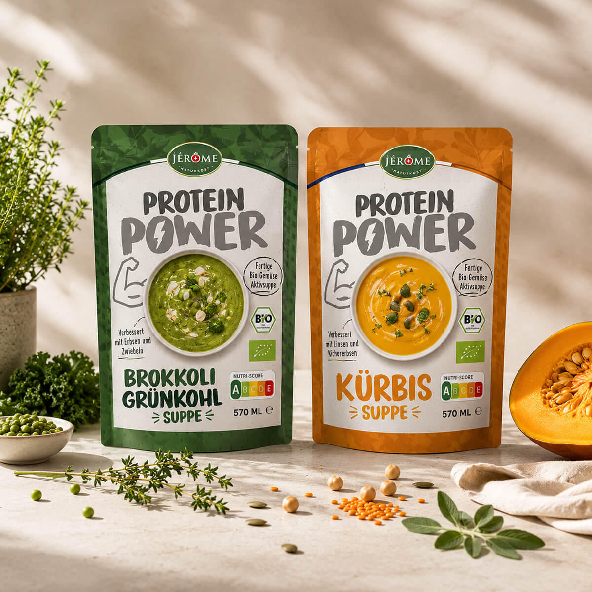JÉRÔME Bio Protein Suppen als modernes Produkt-Stillleben mit Kräutern, Körnern und Kürbis – betreut durch BOYSEN & BRANDS im Bereich Marke, Marketing und Kommunikation.