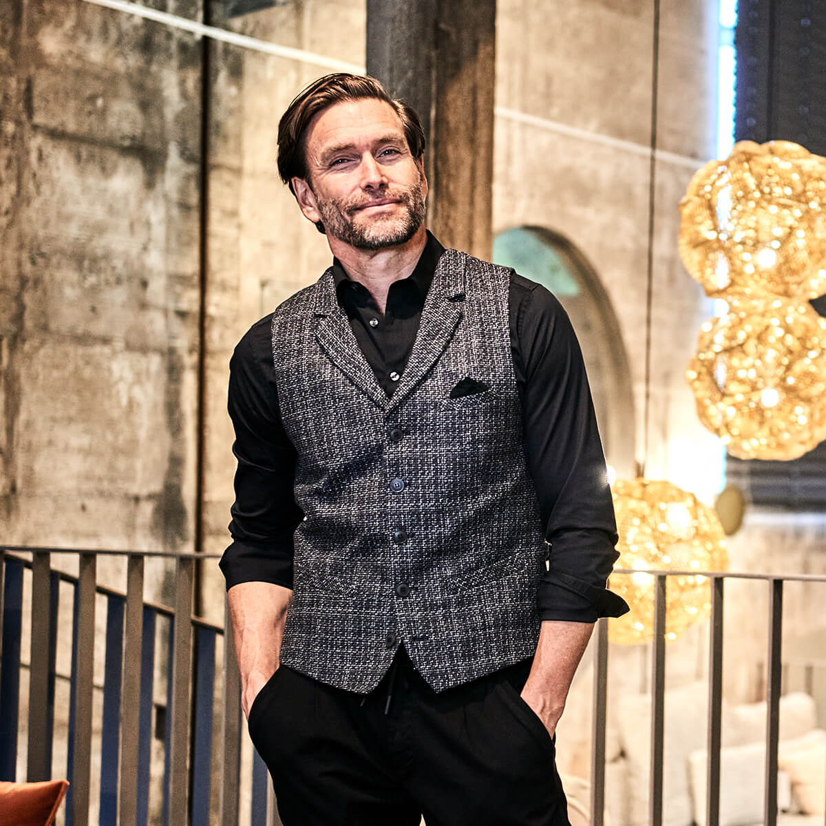 Model trägt eine DORNSCHILD Premium-Herrenweste in einem stilvollen Interior – Bildmotiv für den Abschnitt über Unternehmertum auf der BOYSEN & BRANDS Über-mich-Seite.