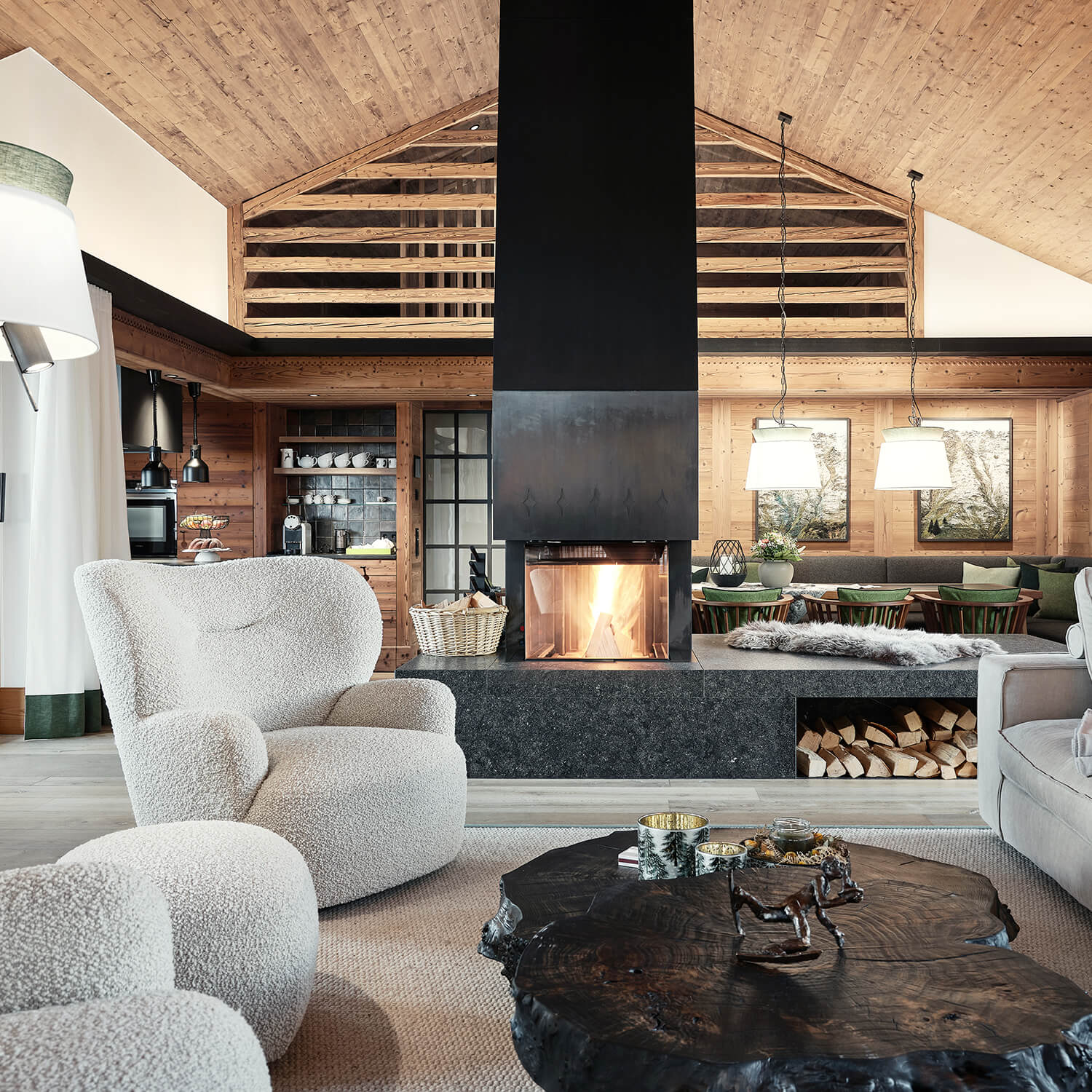 Wohnbereich der Lech Lodge mit Kamin, alpinem Holzinterieur und luxuriöser Chalet-Atmosphäre