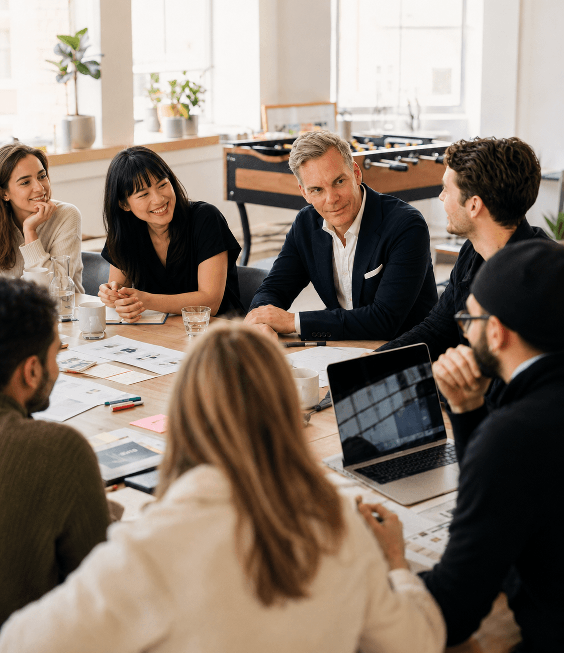 Jörn Boysen von BOYSEN & BRANDS im persönlichen Kundengespräch mit einem kreativen Team in moderner Arbeitsatmosphäre